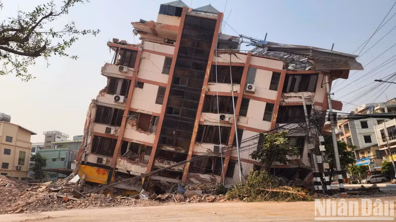 Cinq jours après cette catastrophe, de nombreux sites de la ville restent en ruines. Parmi eux, un hôtel de huit étages situé sur la rue 29 s’est effondré, piégeant au moins quatre personnes sous les décombres.