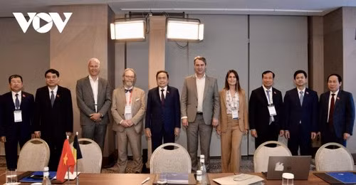 Le président de l’Assemblée nationale Trân Thanh Mân rencontre, Peter de Roover, président de la Chambre basse belge et Vincent Blondel, président du Sénat belge. 