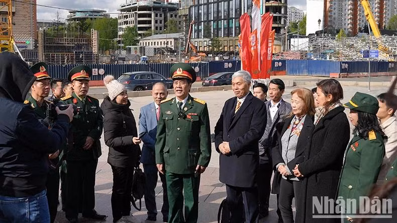 Les anciens combattants racontent avec fierté la Grande victoire du Printemps 1975. Photo : Xuan Hung Les anciens combattants racontent avec fierté la Grande victoire du Printemps 1975. Photo : Xuan Hung