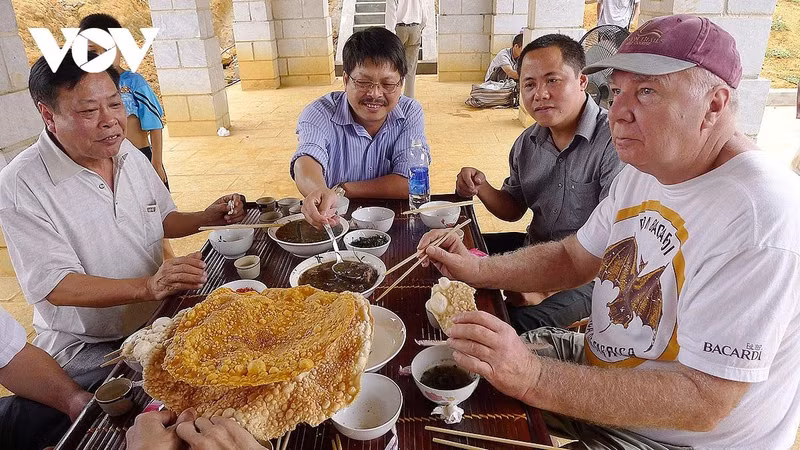 Les visiteurs auront l’opportunité de s’immerger dans l’ambiance authentique des marchés montagnards et de savourer des spécialités traditionnelles ayant fait la renommée d’une gastronomie locale riche et unique. Photo : VOV