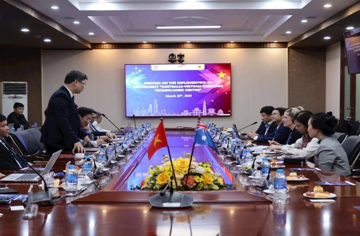 Des représentants du ministère vietnamien des Sciences et des Technologies, du ministère australien des Affaires étrangères et du Commerce, de l’UTS, de Nokia et du Centre national d’innovation ont travaillé ensemble à l’Académie des technologies de la poste et des télécommunications (PTIT) le 20 mars 2025. Photo : TTO
