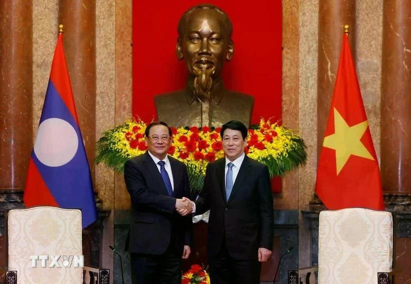 Le président Luong Cuong (à droite) reçoit le Premier ministre lao Sonexay Siphandone en marge du sommet P4G à Hanoï le 17 avril. Photo : VNA. 