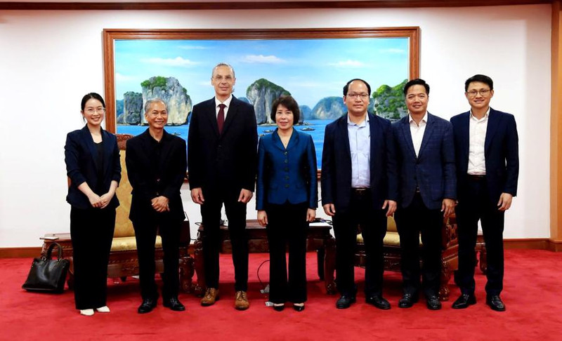La vice-ministre des Finances Nguyen Thi Bich Ngoc et les dirigeants du groupe Marvell ont pris une photo souvenir. Photo : VnEconomy.
