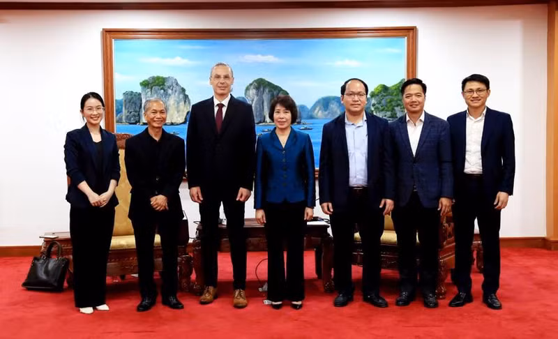 La vice-ministre des Finances Nguyen Thi Bich Ngoc et les dirigeants du groupe Marvell ont pris une photo souvenir. Photo : VnEconomy.