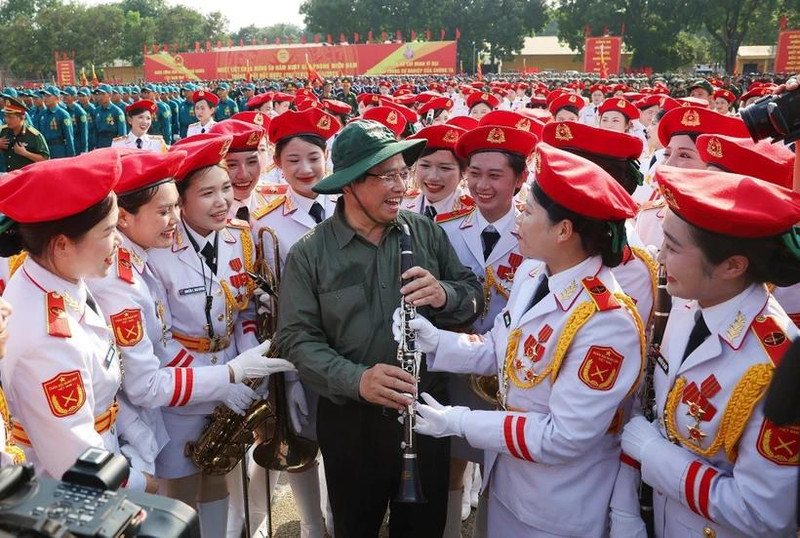 Le Premier ministre Pham Minh Chinh rend visite aux forces en entraînement à Dong Nai pour participer au défilé marquant le 50e anniversaire de la Libération du Sud et de la Réunification nationale. Photo: VNA 