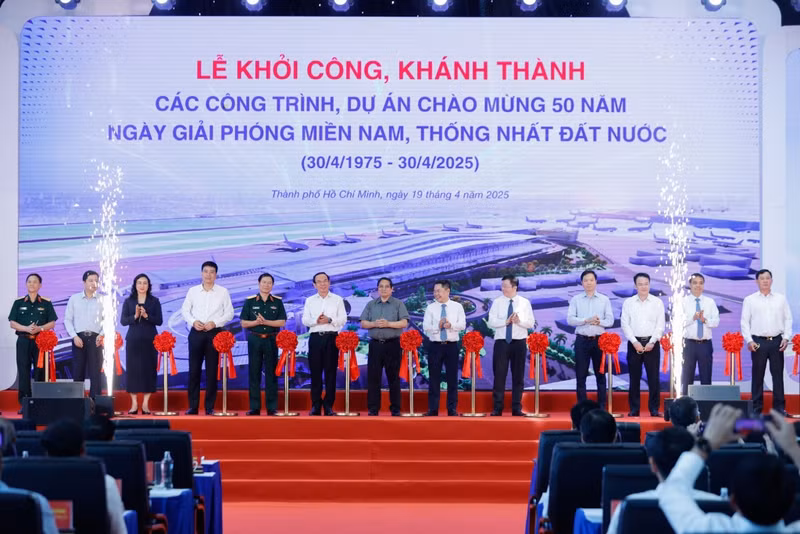 Cérémonie de lancement des travaux et d'inauguration de 80 projets d'infrastructure d'envergure. Photo: KTDT
