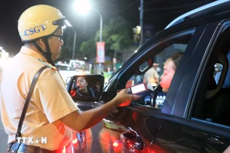 La police de la circulation de la ville de Long Xuyên contrôle au hasard le taux d'alcoolémie des usagers de la route. Photo: VNA 
