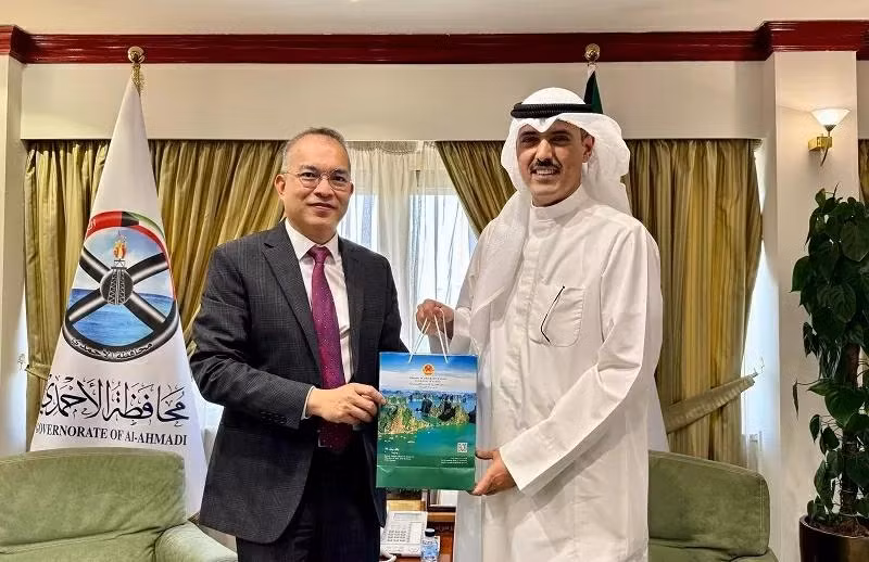 L’ambassadeur Nguyen Duc Thang (à gauche) offre un présent au gouverneur de la province d’Ahmadi, Homoud Jaber Al-Ahmad Al-Sabah. Photo : baoquocte. 