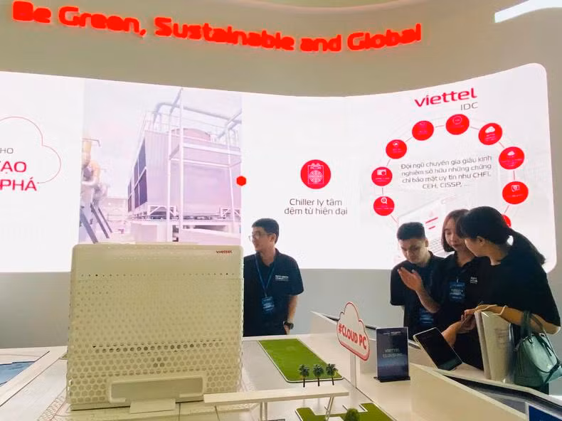 Le stand de Viettel IDC présente une maquette du centre de données de Hoa Lac.