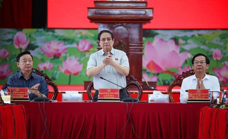 Le Premier ministre Pham Minh Chinh lors de la réunion avec des représentants de différents ministères, organismes et localités du Sud, sur la mise en œuvre des projets clés de transport dans la région. Photo : VNA. 
