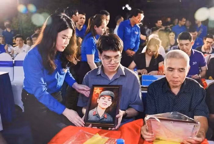 La secrétaire Chu Hong Minh lors d’activités de la jeunesse tournées vers la mémoire des héros.