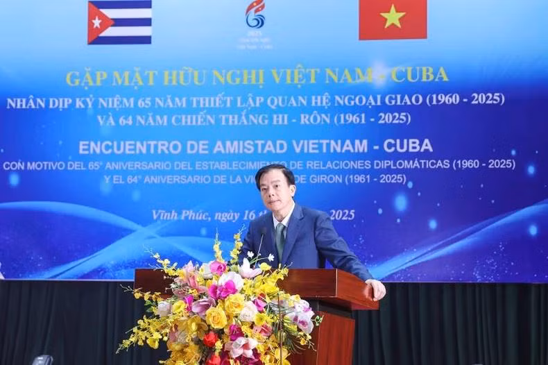 Phan Van Quy, vice-président de l’Association d’amitié Vietnam-Cuba, s’exprimant lors du programme. Photo : VUFO