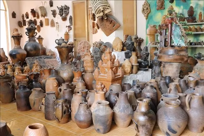 Produits de poterie Cham du village de Bau Truc, Ninh Thuan. Photo : VNA Produits de poterie Cham du village de Bau Truc, Ninh Thuan. Photo : VNA