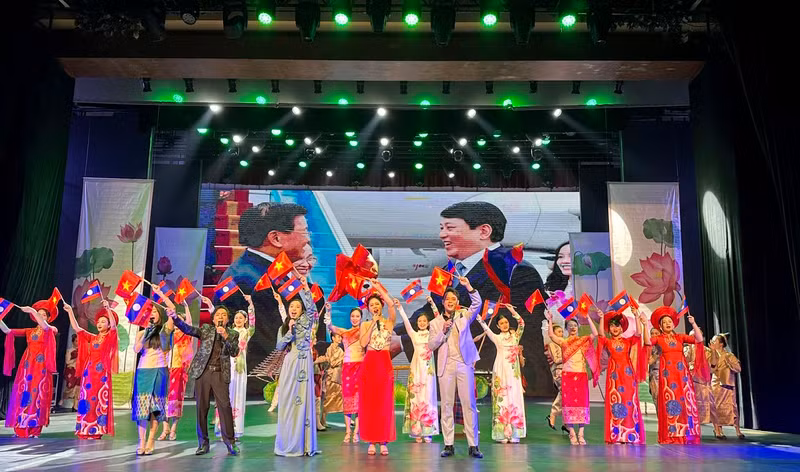 Les artistes vietnamiens se produisant lors de la Semaine de la culture vietnamienne au Laos en 2024. Les artistes vietnamiens se produisant lors de la Semaine de la culture vietnamienne au Laos en 2024.