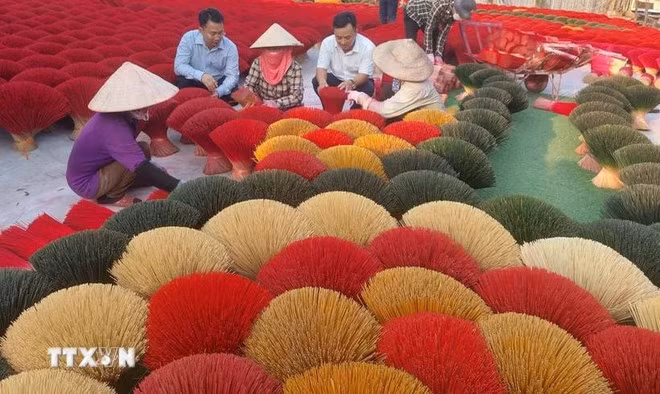 Les bâtonnets d'encens de Quang Phu Câu déjà populaires au Vietnam sont également exportés vers des marchés comme la Chine, l'Inde et la Malaisie. Photo : VNA.