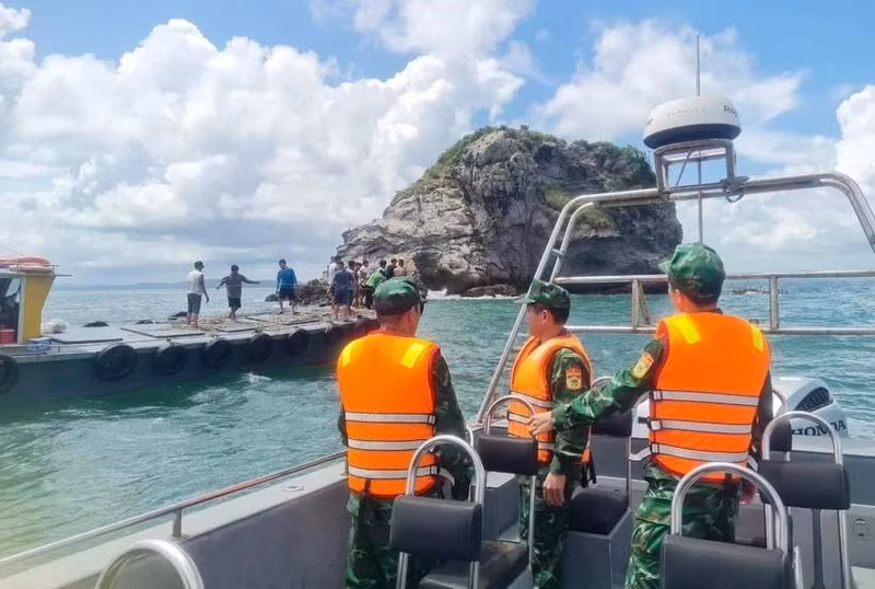 Trois pêcheurs chinois en détresse secourus par les gardes-frontières au large de Quang Ninh. Photo: VNA 