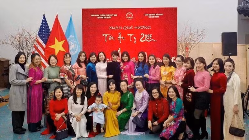 Les participants au programme « Têt communautaire – Printemps au pays natal, printemps de l’année du Serpent 2025 ». à New York le 25 janvier. Photo : VNA 