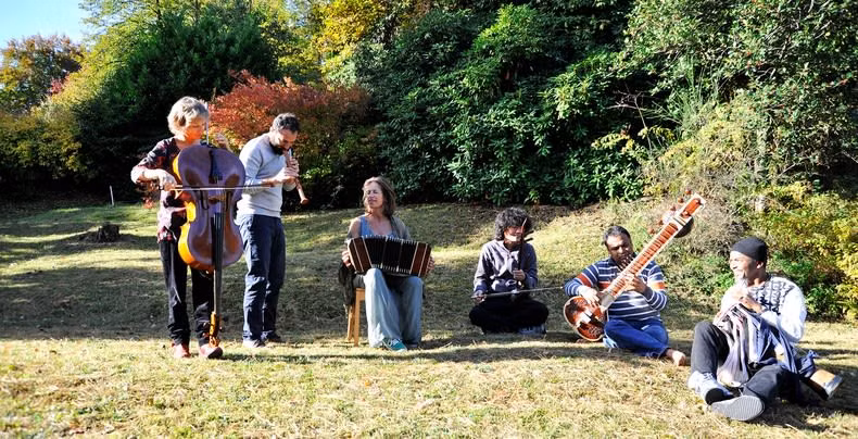 Ngô Hông Quang et des musiciens internationaux dans le projet « Tinh Dàn » Ngô Hông Quang et des musiciens internationaux dans le projet « Tinh Dàn »