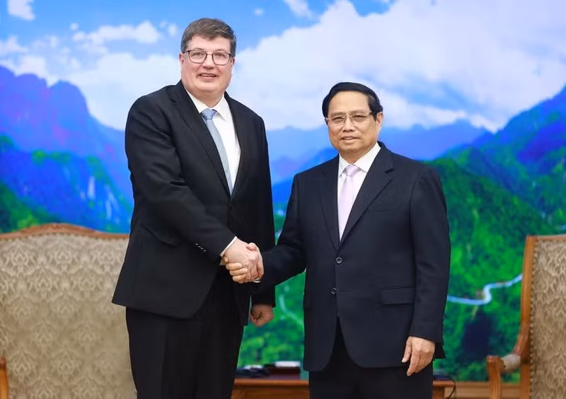 Le Premier ministre Pham Minh Chinh (droite) et le ministre finlandais Arto Olavi Satonen. Photo: VNA 