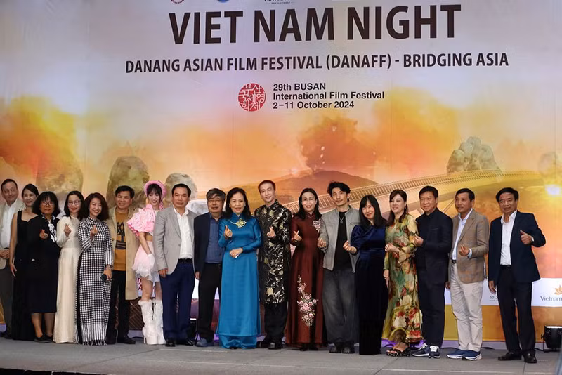 La délégation vietnamienne lors de la soirée de promotion du Vietnam au Festival du film de Busan.