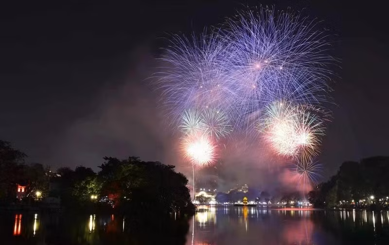 Des feux d'artifice illuminent le ciel au-dessus du lac Hoan Kiem pour célébrer l'Année du Serpent 2025. Photo : VNA.