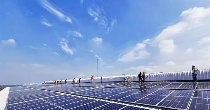 Un système d’énergie solaire sur le toit est comme une flèche qui touche de nombreuses cibles. Photo : diendandoanhnghiep.