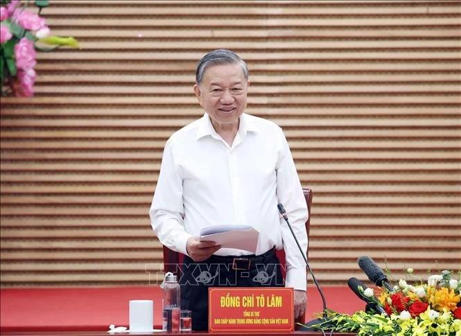 Le secrétaire général du Parti, Tô Lâm, lors de la séance de travail avec la permanence du Comité provincial du Parti de Nghe An. Photo : VNA. 