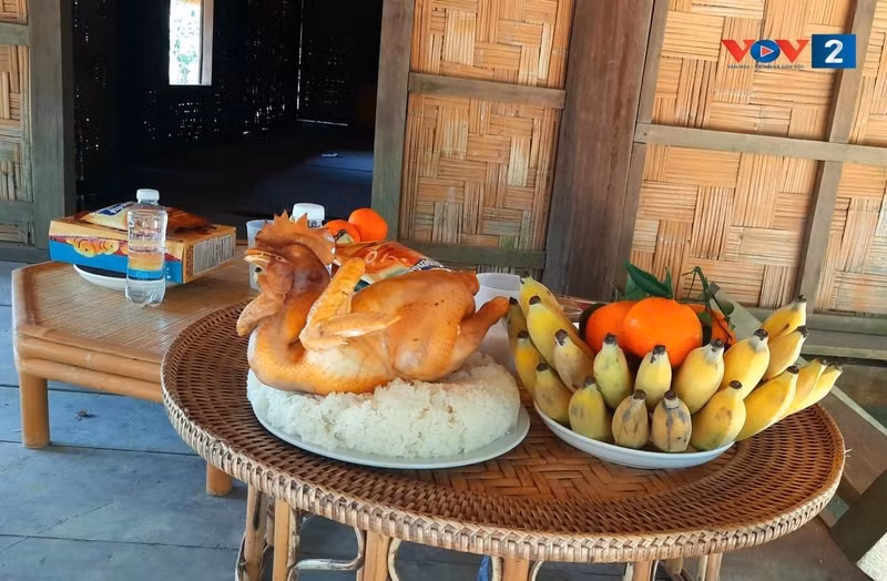 Le plateau d’offrandes lors de la fête du riz nouveau des Tho comprend deux plateaux : l’un végétarien et l’autre composé de mets salés. Photo : VOV Le plateau d’offrandes lors de la fête du riz nouveau des Tho comprend deux plateaux : l’un végétarien et l’autre composé de mets salés. Photo : VOV
