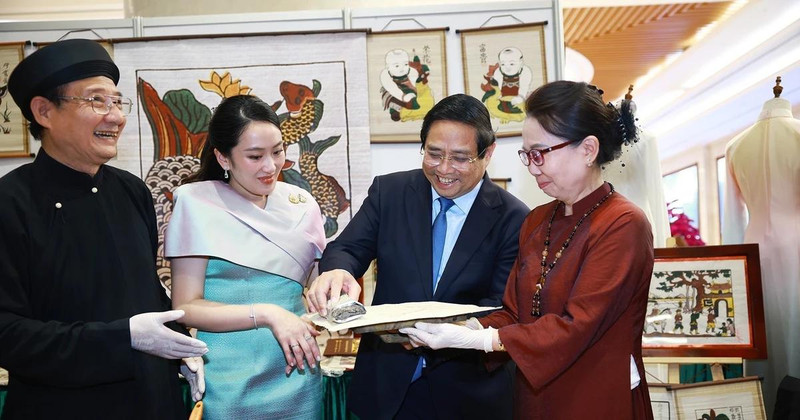 Le Premier ministre Pham Minh Chinh et son homologue thaïlandais Paetongtarn Shinawatra, en visite au Vietnam, contemplent et découvrent des produits artisanaux uniques du Vietnam le 15 mai. Photo : VNA.
