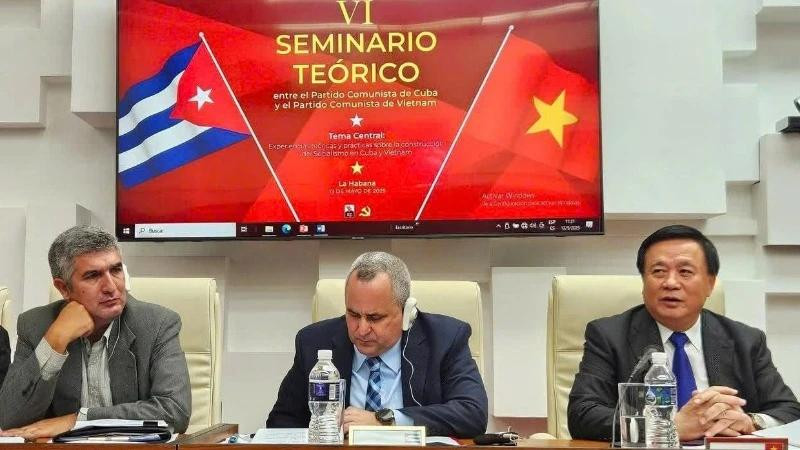Le séminaire théorique intitulé « Fidel Castro – Hô Chi Minh : une vision révolutionnaire » a eu lieu le 14 mai à La Havane. Photo : Ambassade du Vietnam à Cuba 