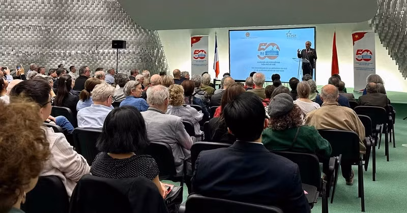 La cérémonie de célébration du 50e anniversaire de la réunification du Vietnam, le 29 avril 2025 au siège du Parti communiste français (PCF) à Paris. Photo : VNA 