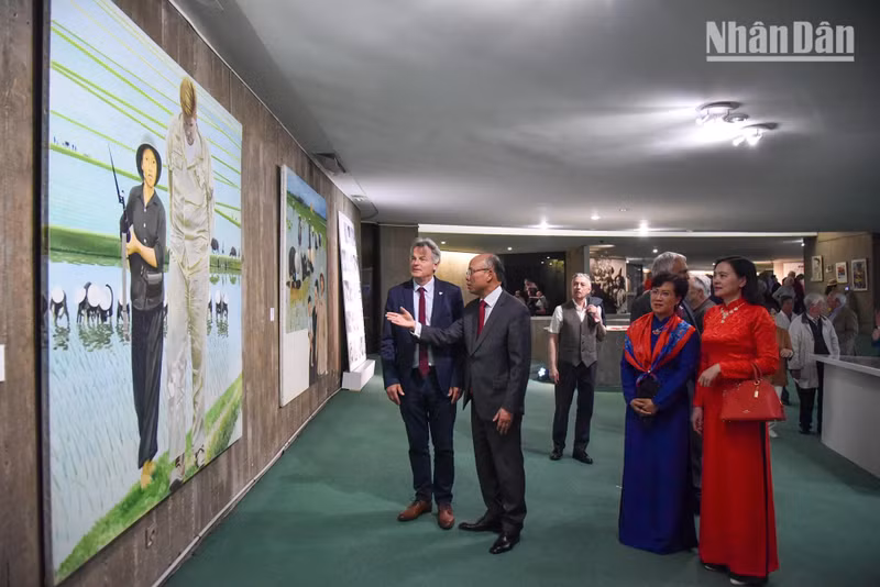 Parmi les invités à la cérémonie d’ouverture figuraient Fabien Roussel, secrétaire national du Parti communiste français, l’ambassadeur du Vietnam en France Dinh Toan Thang et son épouse, ainsi que Nguyen Thi Van Anh, ambassadrice – cheffe de la Délégation permanente du Vietnam auprès de l’UNESCO. Photo : Khai Hoan