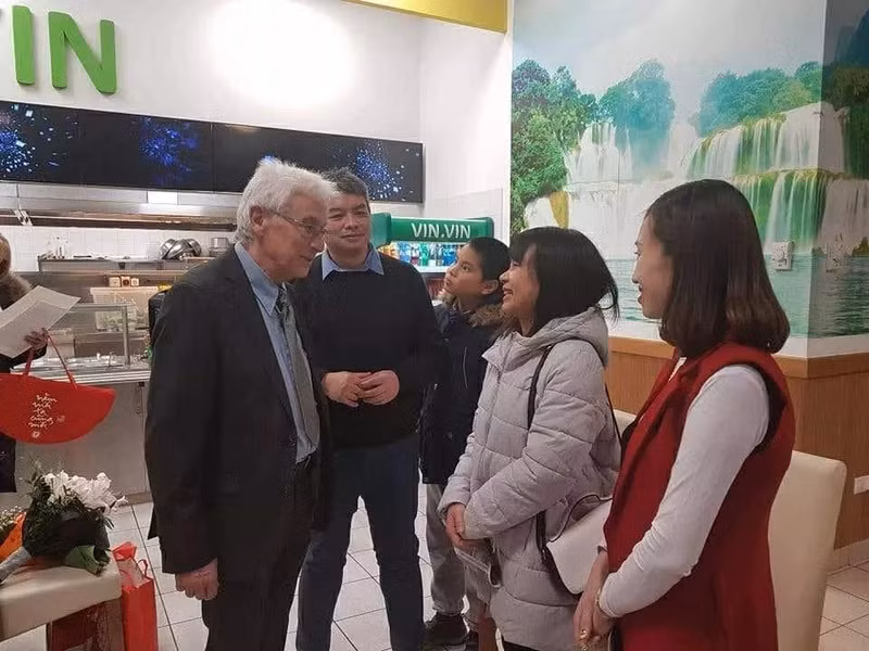 Le journaliste hongrois Dunai Péter (tout à gauche) échange avec la communauté vietnamienne en Hongrie. Photo fournie par la personne concernée Le journaliste hongrois Dunai Péter (tout à gauche) échange avec la communauté vietnamienne en Hongrie. Photo fournie par la personne concernée