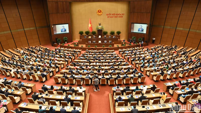 Les députés travaillent en séance plénière à l’Assemblée nationale. Photo : Bui Giang. 