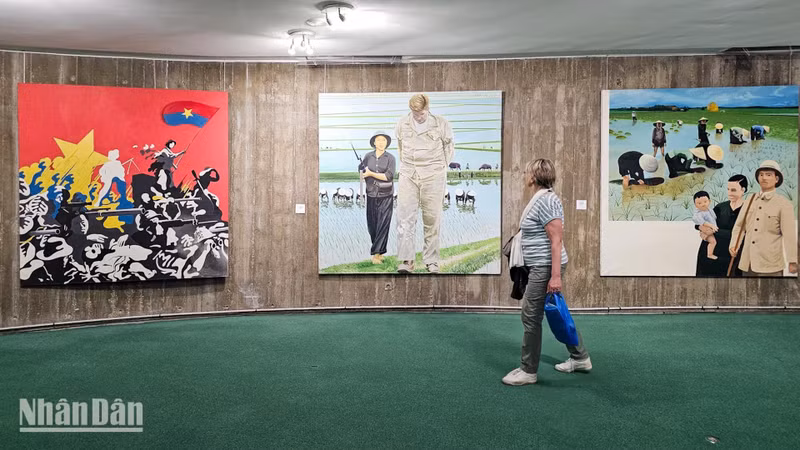 Cette exposition présente des peintures, des dessins et des affiches exprimant la solidarité avec la lutte du peuple vietnamien. Photo : Minh Duy