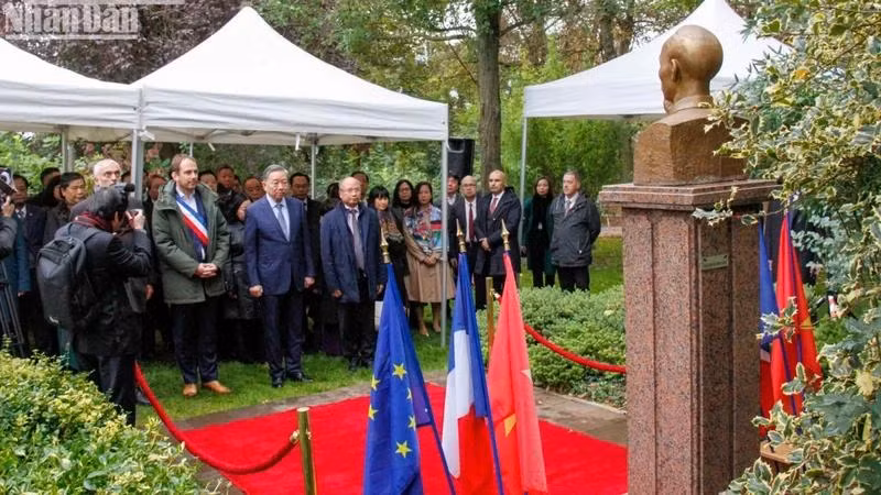 Le 6 octobre 2024, le Secrétaire général du Parti communiste du Vietnam (PCV) et Président de la République, To Lam, accompagné d’une délégation de haut niveau, a déposé une gerbe devant le buste du Président Ho Chi Minh au parc Montreau, à Montreuil, en banlieue parisienne.