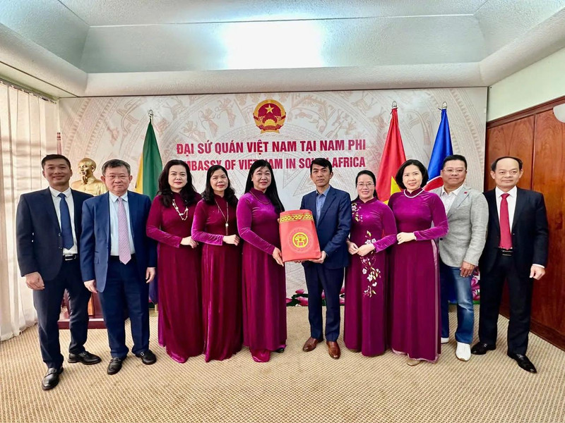 Mme Nguyen Lan Huong, présidente du Comité du Front de la Patrie du Vietnam de la ville de Hanoï, a exprimé ses sincères remerciements à l’ambassade du Vietnam en République d’Afrique du Sud pour sa collaboration étroite avec la ville de Hanoï. 