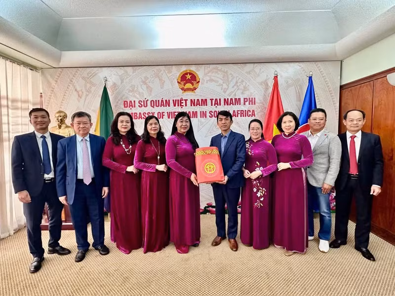 Mme Nguyen Lan Huong, présidente du Comité du Front de la Patrie du Vietnam de la ville de Hanoï, a exprimé ses sincères remerciements à l’ambassade du Vietnam en République d’Afrique du Sud pour sa collaboration étroite avec la ville de Hanoï. 