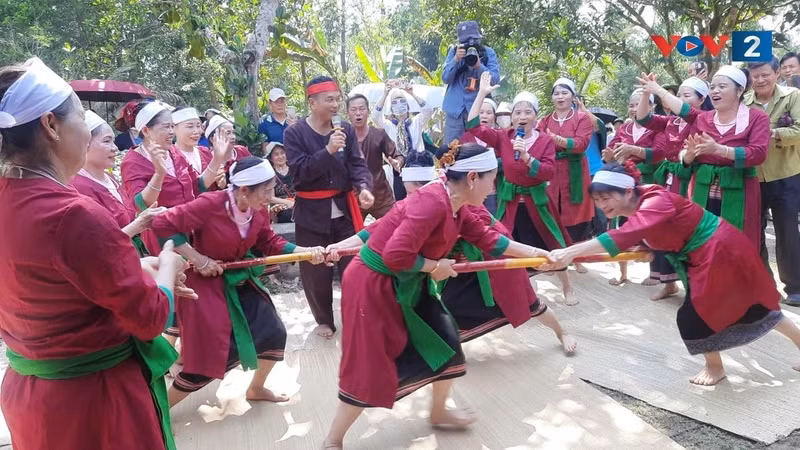 Après la cérémonie solennelle, les habitants se retrouvent pour s’amuser ensemble à travers des jeux traditionnels. Photo : VOV Après la cérémonie solennelle, les habitants se retrouvent pour s’amuser ensemble à travers des jeux traditionnels. Photo : VOV