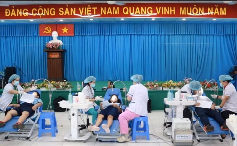 Les chirurgiens-dentistes du centre de santé de l’arrondissement 6 prennent en charge la santé bucco-dentaire des élèves. Photo : Quang Châu/CVN. 