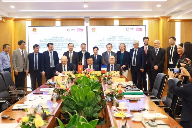 Cérémonie de signature d'une lettre d'intention entre le ministère vietnamien de la Construction et le ministère français des Transports sur la promotion de la coopération dans le secteur des transports. Photo: VNA
