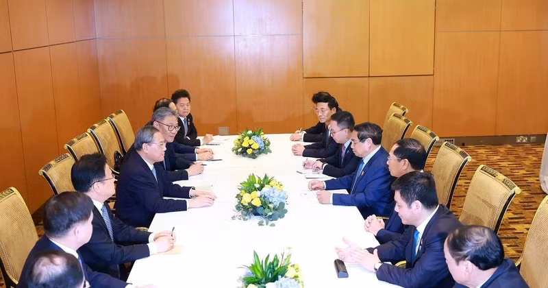 Le Premier ministre Pham Minh Chinh s'entretient avec le Premier ministre chinois Li Qiang dans le cadre de sa visite officielle en Malaisie et de sa participation au 46e Sommet de l'ASEAN et aux sommets connexes à Kuala Lumpur. Photo : VNA. 