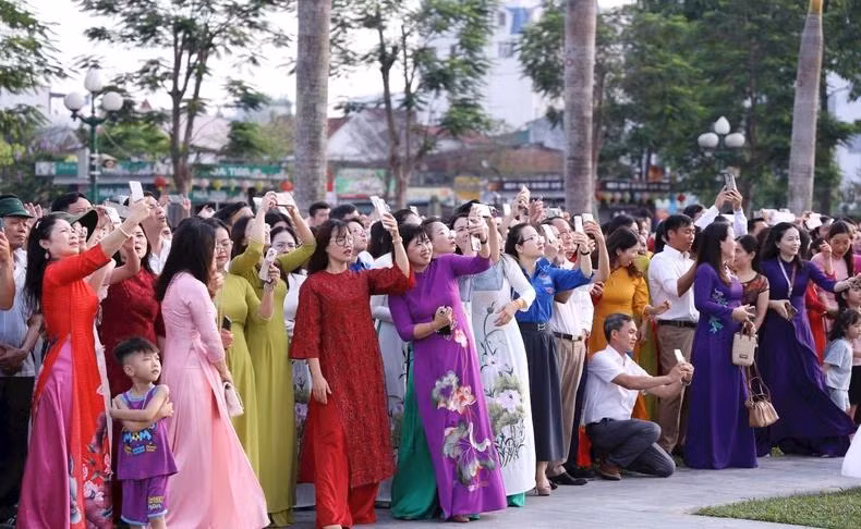 La cérémonie de salut au drapeau et le déploiement du drapeau géant ont attiré l’intérêt d’un large public.