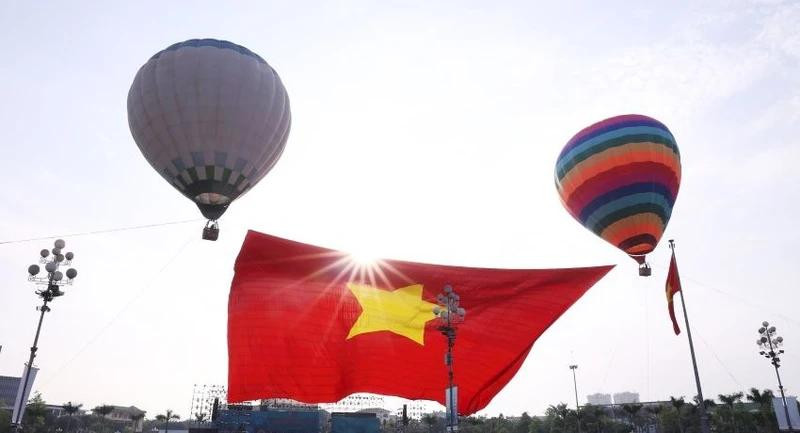 Un drapeau national de 2 025 m² a été hissé dans le ciel de la ville de Vinh.