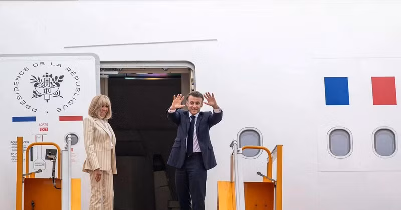 Le président français Emmanuel Macron et son épouse font adieu au Vietnam avant le décollage de l'avion de l'aéroport de Noi Bai. Photo : dantri.com.vn 