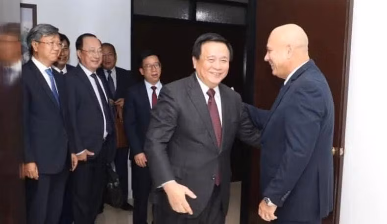 M. Roberto Morales accueille la délégation du PCV à La Havane. Photo : Ambassade du Vietnam à Cuba.