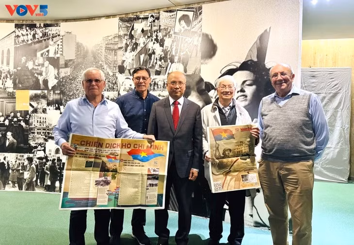 L'ambassadeur du Vietnam en France Dinh Toàn Thang (au milieu) et les délégués présents à l'événement. Photo: Anh Tuân/VOV – Paris