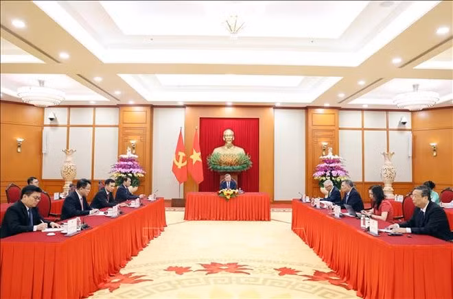 Le président du Conseil européen Antonio Costa a eu mercredi soir 30 avril un appel téléphonique avec le secrétaire général du Parti To Lam pour féliciter le Vietnam à l'occasion du 50e anniversaire de la Réunification nationale. Photo : VNA