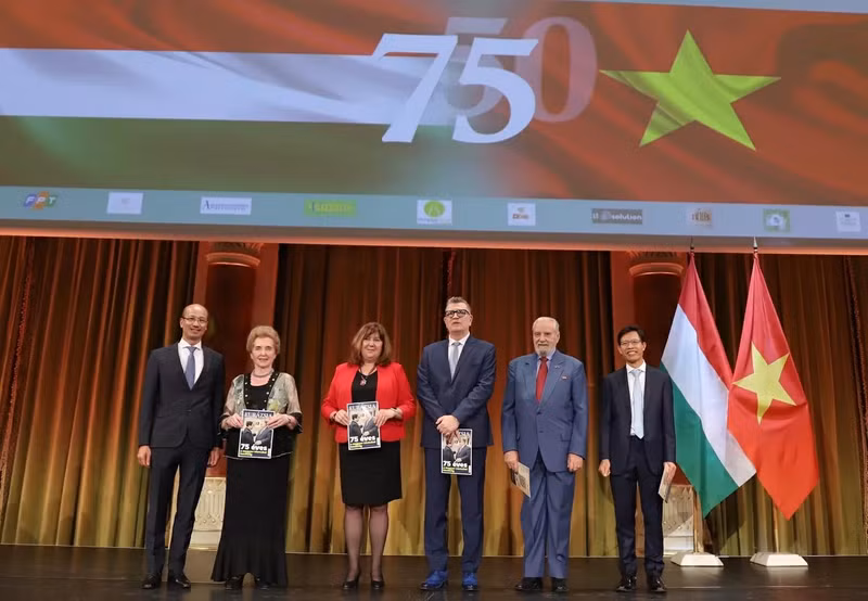 L'ambassadeur Bui Le Thai remet aux invités d'honneur un numéro spécial publié conjointement par l'Ambassade du Vietnam en Hongrie et le magazine Eurasia, à l'occasion du 75e anniversaire de l’établissement des relations diplomatiques entre les deux pays. Photo : Ambassade du Vietnam en Hongrie L'ambassadeur Bui Le Thai remet aux invités d'honneur un numéro spécial publié conjointement par l'Ambassade du Vietnam en Hongrie et le magazine Eurasia, à l'occasion du 75e anniversaire de l’établissement des relations diplomatiques entre les deux pays. Photo : Ambassade du Vietnam en Hongrie