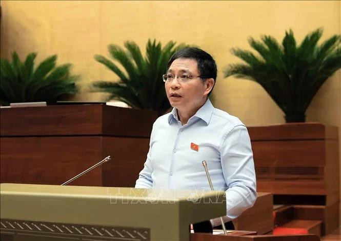 Le ministre des Finances, Nguyen Van Thang, présente le rapport du gouvernement à l'Assemblée nationale, à Hanoi, le 15 mai. Photo : VNA. 